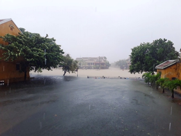 Nước lũ xóa nhòa mặt đường với sông. Phố cổ “dầm chân” trong nước. Lũ xóa nhòa sông Hoài với đường đi. Chợ Hội An ngập nặng, phố cổ đối mặt với lũ dâng cao -0