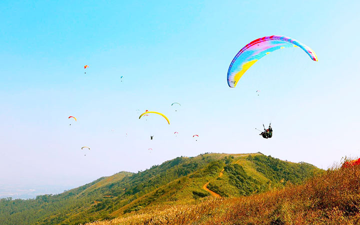 Du khách trải nghiệm bay dù lượn ở đồi Bù, huyện Chương Mỹ (Hà Nội). Thiết lập hành lang “xanh” cho du lịch -0
