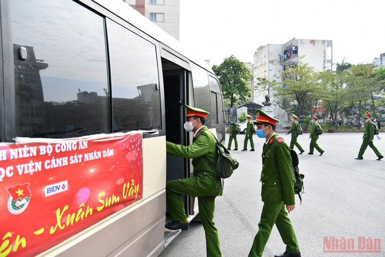 Những chuyến xe yêu thương hỗ trợ sinh viên về quê ăn Tết -0