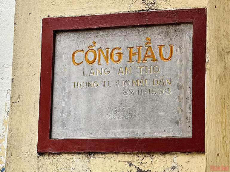 Cổng đã được trùng tu vào năm 1998, song vẫn giữ nguyên được cấu trúc cổ với mái ngói ta, câu đối hai bên. 8conglang_ThuyKHue-1646065178334.jpeg