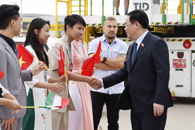 Chủ tịch Quốc hội Vương Đình Huệ thăm chính thức Hungary -0