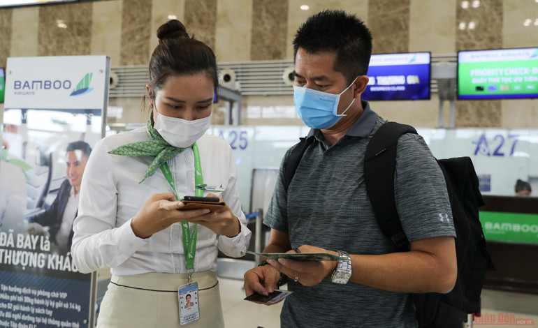 Các hãng hàng không như Vietnam Airlines, Vietjet Air, Jetstar Pacific và Bamboo Airways đều có nhân viên hỗ trợ khai báo y tế cho hành khách. Sân bay Nội Bài đông nghẹt người rời thủ đô đi nghỉ lễ 30-4 và 1-5 -4