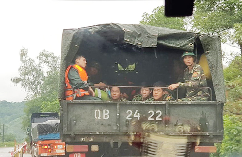 Sạt lở đất tại Quảng Trị vùi lấp nhiều cán bộ, chiến sĩ: Đã tìm thấy ba thi thể đầu tiên -0