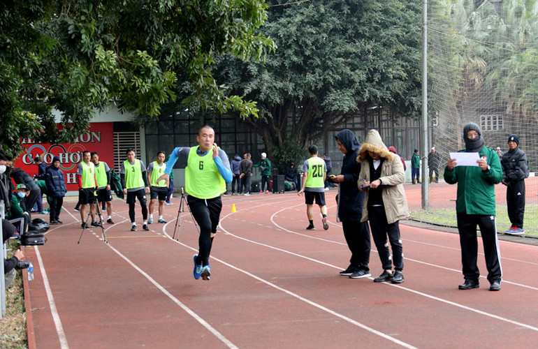 Các trọng tài và trợ lý trọng tài chinh phục thử thách kiểm tra thể lực dưới trời lạnh Hà Nội -2