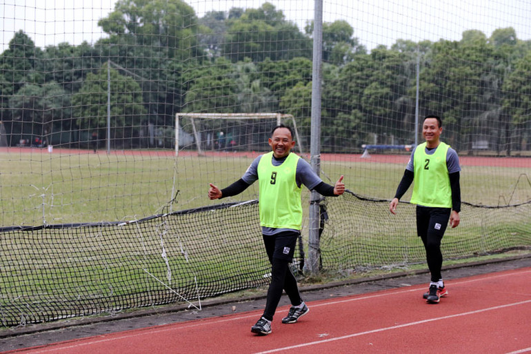 Các trọng tài và trợ lý trọng tài chinh phục thử thách kiểm tra thể lực dưới trời lạnh Hà Nội -1
