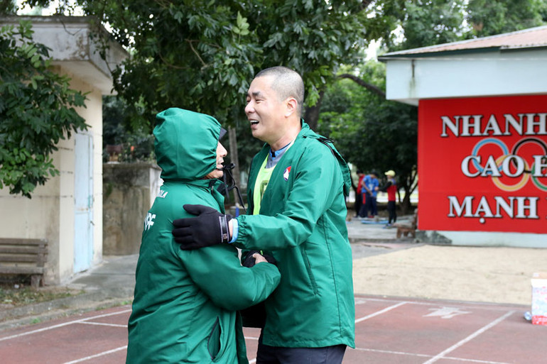 Các trọng tài và trợ lý trọng tài chinh phục thử thách kiểm tra thể lực dưới trời lạnh Hà Nội -5