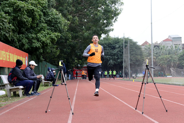 Các trọng tài và trợ lý trọng tài chinh phục thử thách kiểm tra thể lực dưới trời lạnh Hà Nội -4