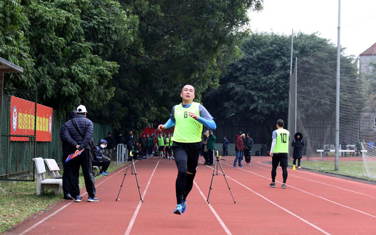 Các trọng tài và trợ lý trọng tài chinh phục thử thách kiểm tra thể lực dưới trời lạnh Hà Nội -0