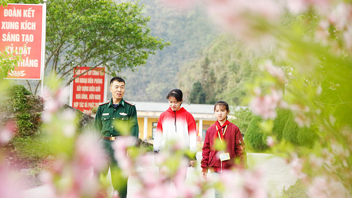 Cuộc sống các em đã thay đổi. Con nuôi đồn biên phòng -0