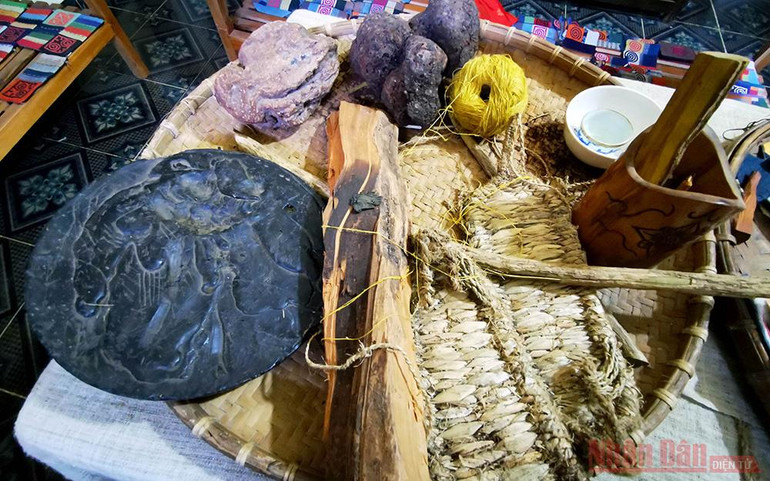 “Đặc sản” thổ cẩm lanh của người H’Mông ở Lùng Tám -0