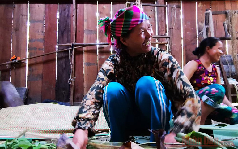 “Đặc sản” thổ cẩm lanh của người H’Mông ở Lùng Tám -0