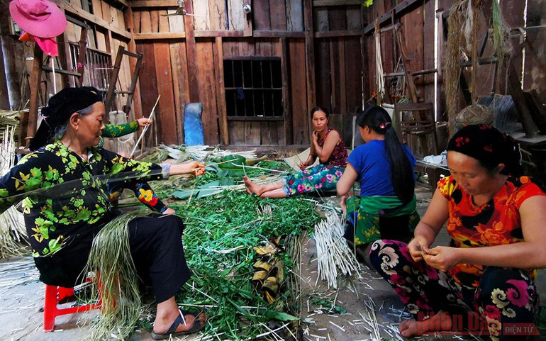 “Đặc sản” thổ cẩm lanh của người H’Mông ở Lùng Tám -0