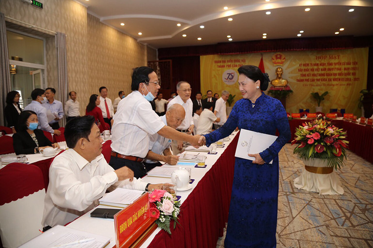 Chủ tịch Quốc hội Nguyễn Thị Kim Ngân gặp mặt các đại biểu Quốc hội TP Cần Thơ qua các thời kỳ. Chủ tịch Quốc hội Nguyễn Thị Kim Ngân dự họp mặt kỷ niệm 75 năm Ngày Tổng tuyển cử đầu tiên bầu Quốc hội Việt Nam -0