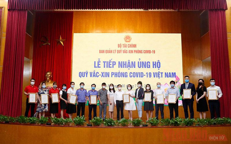 Trao giấy chứng nhận tới các tổ chức, doanh nghiệp cá nhân góp quỹ vaccine tại Kho bạc Nhà nước. (Ảnh: QUỐC TUẤN) Quản lý công khai, minh bạch Quỹ vaccine -0