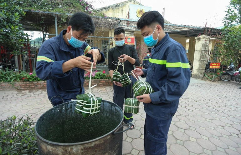 Bánh chưng của người lính cứu hỏa đón Tết xa nhà -1