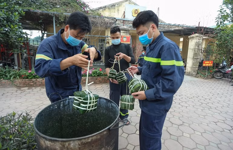 Bánh chưng của người lính cứu hỏa đón Tết xa nhà -1