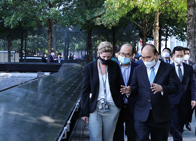 Chủ tịch nước Nguyễn Xuân Phúc thăm Khu tưởng niệm nạn nhân vụ khủng bố 11/9 -0