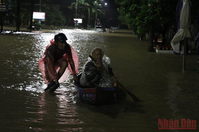 Thủy điện xả lũ, thành phố Tuy Hòa chạy lũ xuyên đêm -0