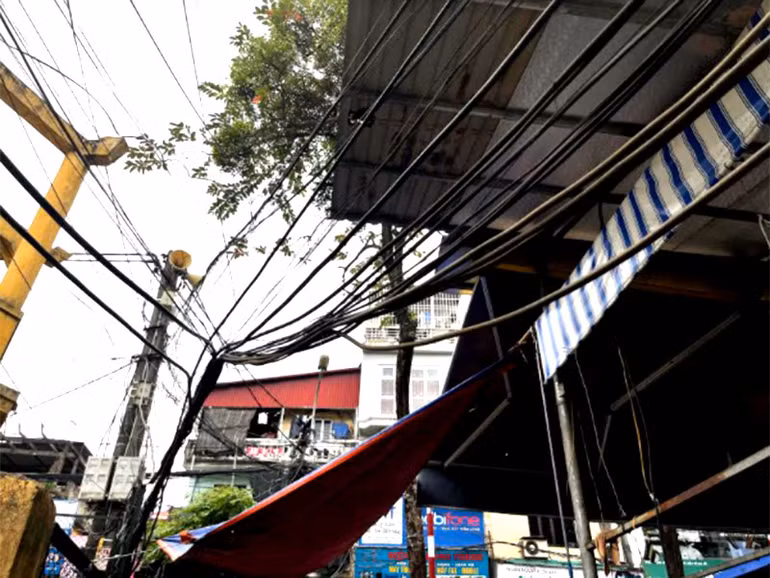 Dây điện sà xuống đường gây nguy hiểm cho người dân -0