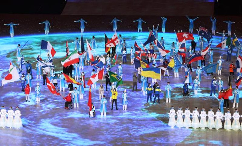 Các đoàn thể thao tại lễ đài. (Ảnh: Nhân Dân Nhật báo) Bế mạc Paralympic mùa đông Bắc Kinh 2022 -0