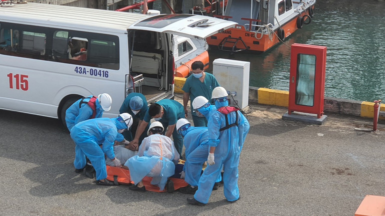 Khẩn cấp trong đêm cứu thuyền trưởng bị đau ruột thừa trên biển -0