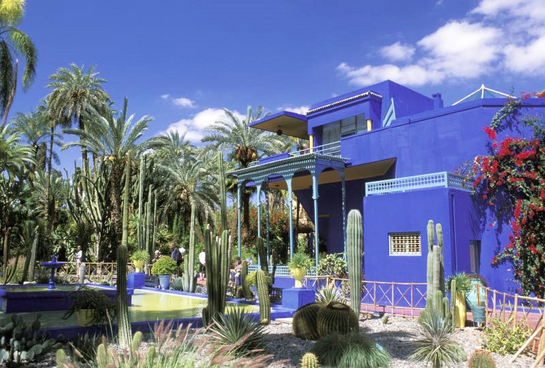 Được Jacques Majorelle, một họa sĩ người Pháp thiết kế, Vườn Majorelle ở Marrakech, Morocco rộng 110.000 m2, có vô số loài thực vật quý hiếm, tạo điểm nhấn bằng màu xanh coban đặc biệt, đã được đăng ký bản quyền theo tên gọi “xanh Majorelle”. Khu vườn này còn được gọi là "Khu vườn Yves Saint-Laurent" bởi vì nhà thiết kế thời trang nổi tiếng và đối tác của ông Majorelle, Pierre Berge, đã mua khu bất động sản này vào năm 1980, cứu khu vườn khỏi sự phá hủy sau 18 năm ông Majorelle qua đời . Những khu vườn ấn tượng trên thế giới -7