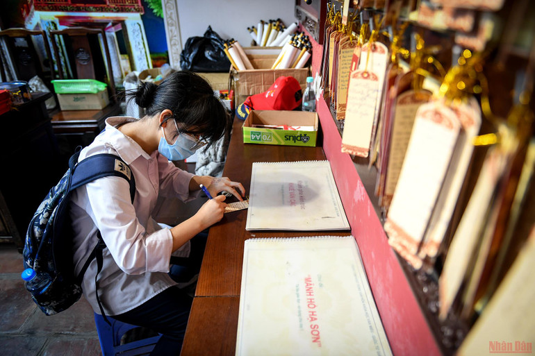 Sĩ tử đến Văn Miếu dâng lễ, cầu may trước kỳ thi tốt nghiệp THPT -0