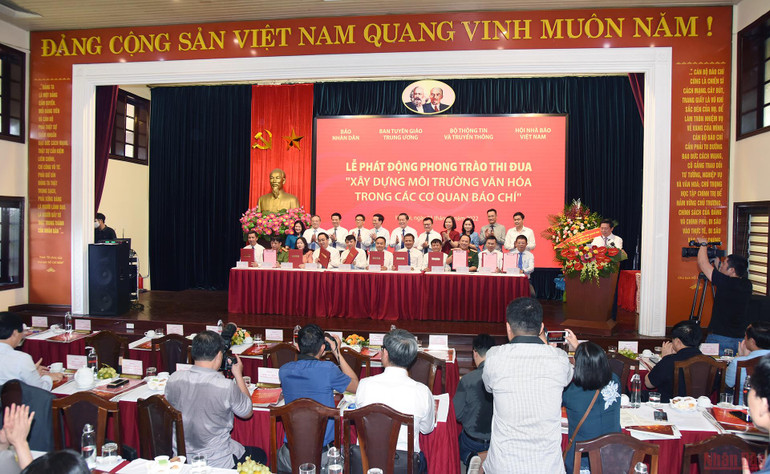 Quang cảnh lễ ký kết giao ước thực hiện phong trào thi đua “Xây dựng môi trường văn hóa trong các cơ quan báo chí”. (Ảnh: TRẦN HẢI) Phát động phong trào thi đua “Xây dựng môi trường văn hóa trong các cơ quan báo chí” -0