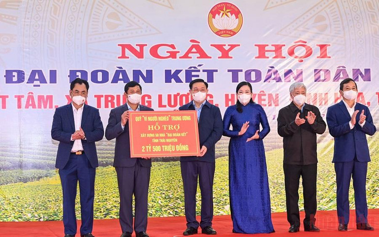Chủ tịch Quốc hội Vương Đình Huệ và Chủ tịch Uỷ ban TƯ Mặt trận Tổ quốc Việt Nam Đỗ Văn Chiến trao hỗ trợ xây dựng 50 nhà “Đại đoàn kết” cho tỉnh Thái Nguyên. Ấm áp niềm vui trong Ngày hội Đại Đoàn kết toàn dân -0