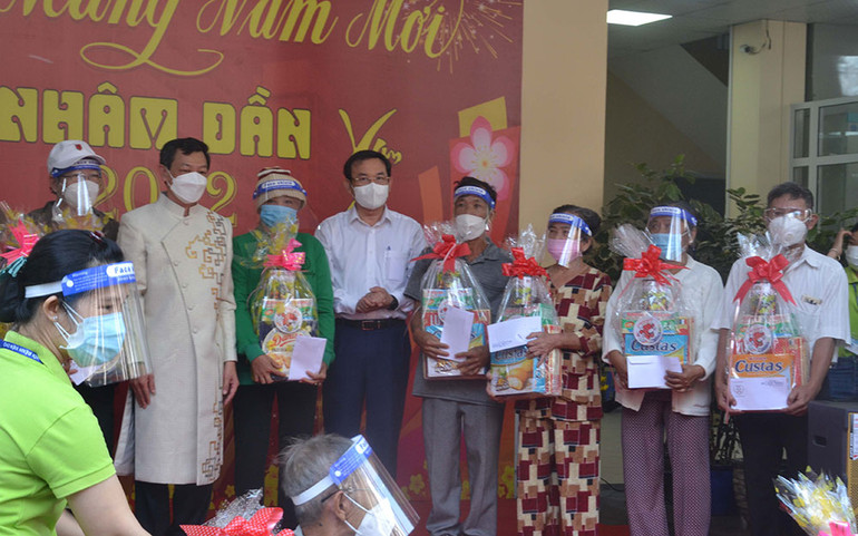 Rực rỡ đường hoa Chợ Rẫy -0