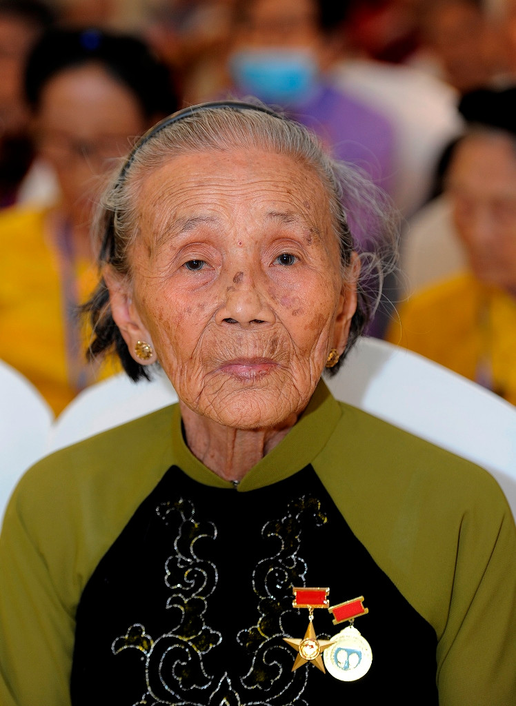 Mẹ về dự lễ -0