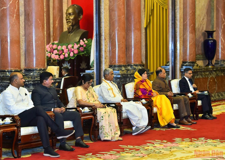 Chủ tịch nước Nguyễn Xuân Phúc tiếp Chủ tịch Hạ viện Cộng hòa Ấn Độ  -0