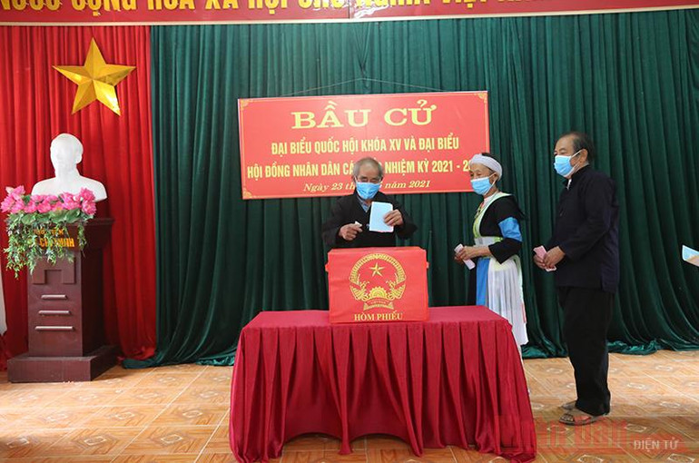 Cử tri ở Bắc Kạn nô nức đi bầu cử -0