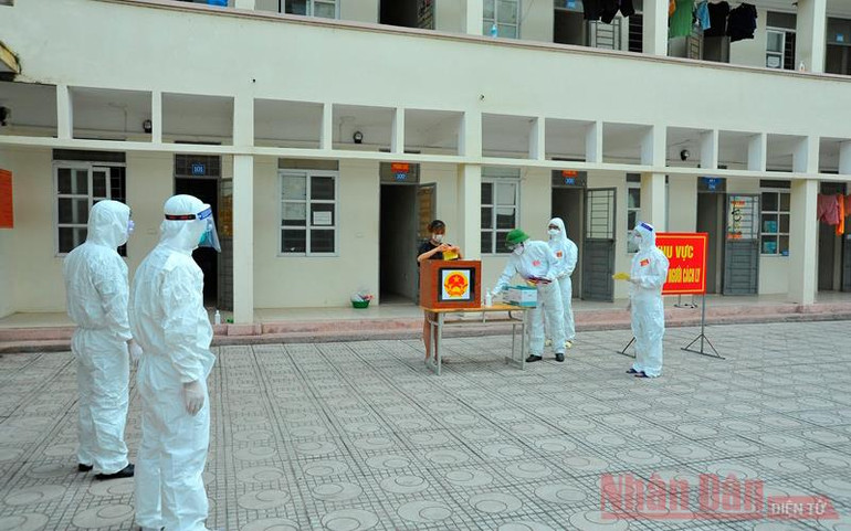 Đưa hòm phiếu đến từng nhà tại tâm dịch Việt Yên (Bắc Giang) -0