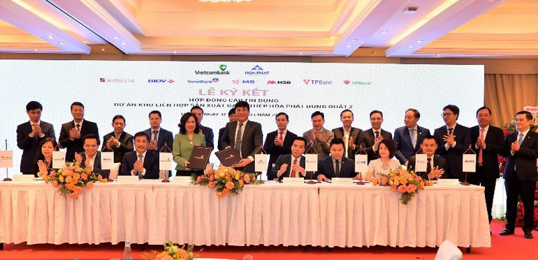 Ông Mai Văn Hà-Giám đốc Công ty CP thép Hòa Phát Dung Quất và bà Đậu Thị Thúy Vân-Giám đốc Vietcombank Thành Công-đại diện cho 8 ngân hàng đồng tài trợ trao Hợp đồng tín dụng. Cấp tín dụng 35 nghìn tỷ đồng cho Dự án Khu liên hợp sản xuất gang thép Hòa Phát Dung Quất 2 do Vietcombank là đầu mối thu xếp -0