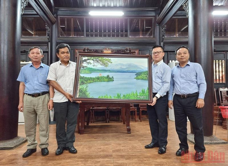 Tỉnh ủy Gia Lai trao quà tặng Đoàn công tác Báo Nhân Dân. Đoàn công tác Báo Nhân Dân làm việc tại tỉnh Gia Lai -0