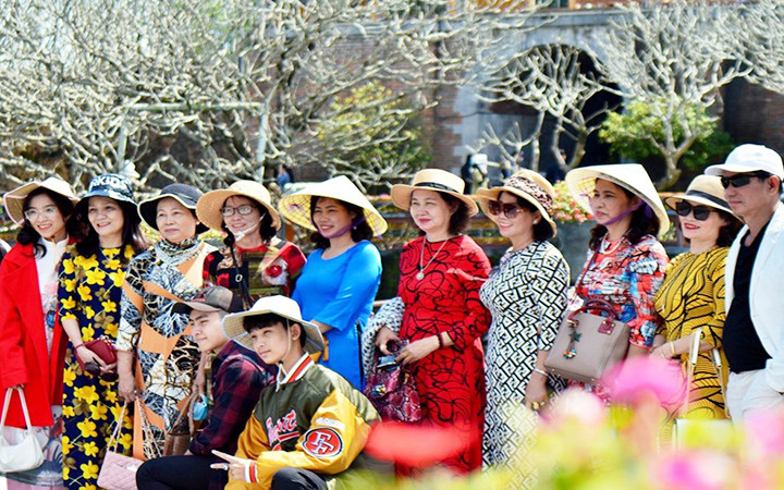Nhiều đoàn du khách tham quan Đại Nội Huế-tín hiệu vui cho việc phục hồi du lịch Thừa Thiên Huế. Kích cầu, thu hút khách du lịch -0