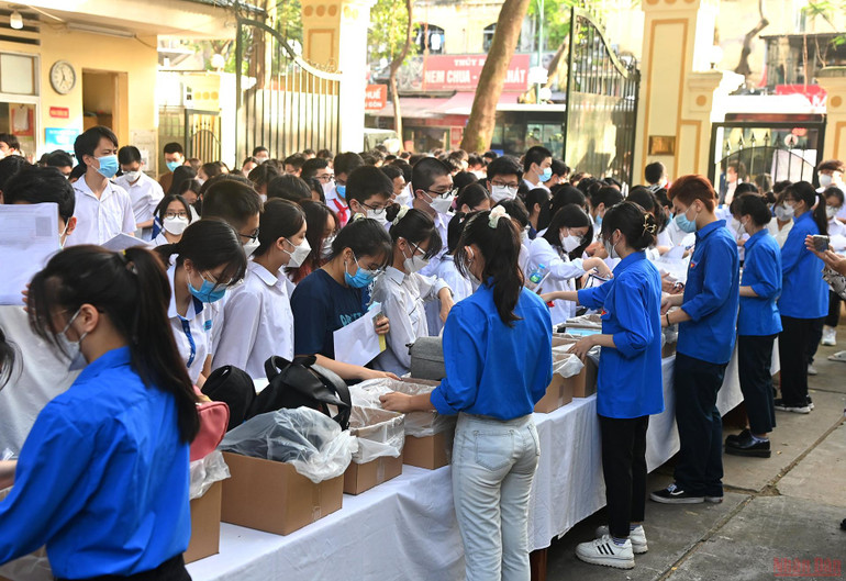 Học sinh Hà Nội bước vào môn thi đầu tiên kỳ tuyển sinh lớp 10 THPT -0