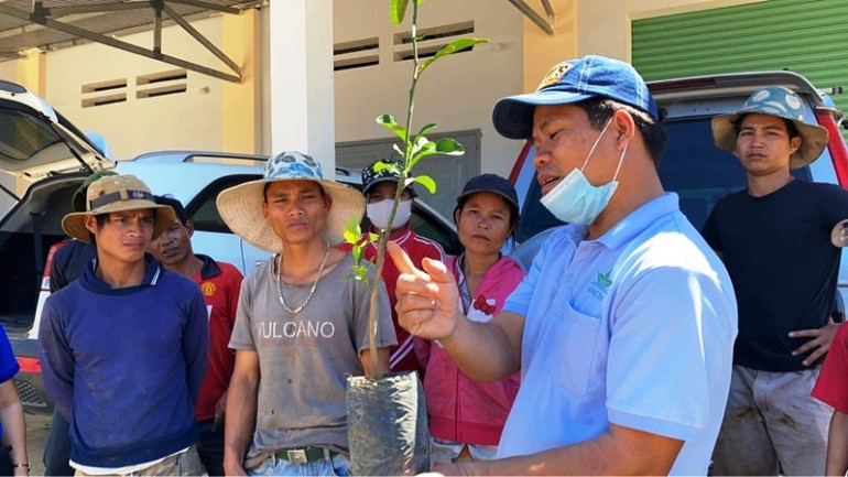 Khi thanh niên nghèo trèo lên đỉnh núi -0