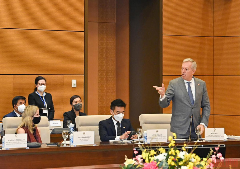 Ông Ted Osius, Chủ tịch kiêm Tổng Giám đốc Hội đồng kinh doanh Hoa Kỳ-ASEAN (USABC) phát biểu tại buổi làm việc. (Ảnh: Duy Linh) Nỗ lực tạo môi trường kinh doanh thuận lợi cho các nhà đầu tư Hoa Kỳ -0