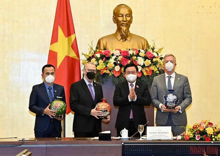 Chủ tịch Quốc hội Vương Đình Huệ tặng quà cho các đại biểu tại buổi làm việc. (Ảnh: Duy Linh) Nỗ lực tạo môi trường kinh doanh thuận lợi cho các nhà đầu tư Hoa Kỳ -0