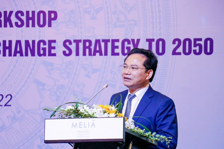 Ông Phạm Văn Tấn - Phó Cục trưởng Cục Biến đổi khí hậu trình bày Dự thảo Chiến lược. (Ảnh: UNDP) Hội thảo tham vấn Dự thảo Chiến lược quốc gia về biến đổi khí hậu giai đoạn đến năm 2050 -0