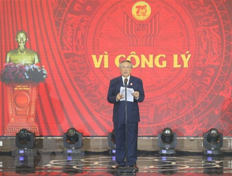 Đồng chí Nguyễn Hòa Bình, Bí thư T.Ư Đảng, Bí thư Ban Cán sự đảng, Chánh án Tòa án nhân dân tối cao, đọc diễn văn khai mạc Đại hội. (Ảnh: TTXVN) Chủ tịch Quốc hội Nguyễn Thị Kim Ngân dự Đại hội Thi đua yêu nước Tòa án nhân dân -0