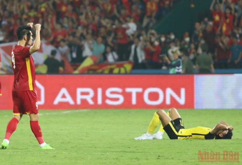Niềm vui của U23 Việt Nam cũng là nỗi buồn của U23 Malaysia. Một lần nữa, họ vẫn chưa thể giải cơn “khát vàng” bóng đá nam SEA Games sau 11 năm chờ đợi. U23 Malaysia sẽ tranh Huy chương Đồng với U23 Indonesia lúc 16 giờ ngày 22/5 trên sân Mỹ Đình. (Ảnh: KHIẾU MINH) Những pha bóng hấp dẫn trong chiến thắng bán kết đầy cảm xúc của U23 Việt Nam -0
