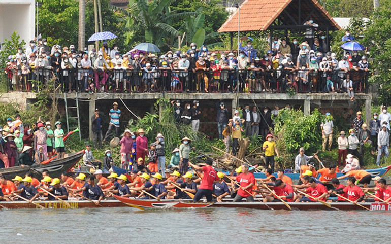 Đua thuyền trên tại làng sinh thái Hương Trà (Tam Kỳ) thu hút đông đảo người dân và du khách. Khoảng 60.000 lượt khách đến tham quan, lưu trú tại Quảng Nam -0