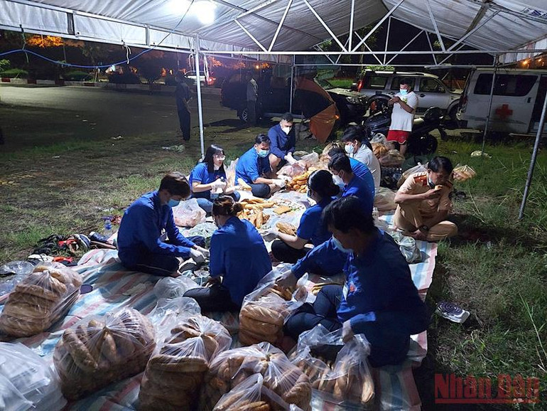 Hoạt động tiếp tế, cứu trợ dòng người hồi hương diễn ra rộng khắp trên địa bàn tỉnh Cà Mau. Tìm về “chùm khế ngọt”… -0