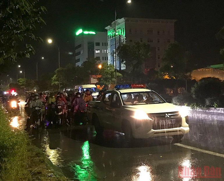 Dòng người hồi hương bất chấp gió, mưa trong sự hỗ trợ an toàn của lực lượng chức năng. Tìm về “chùm khế ngọt”… -0