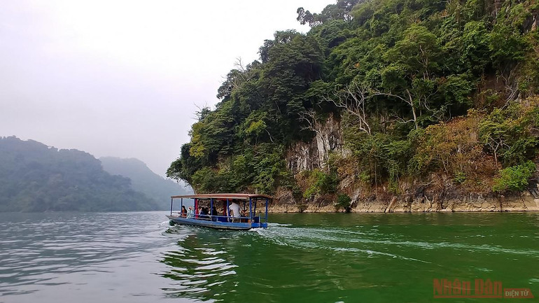 Hồ Ba Bể - viên ngọc bích miền thượng du -0