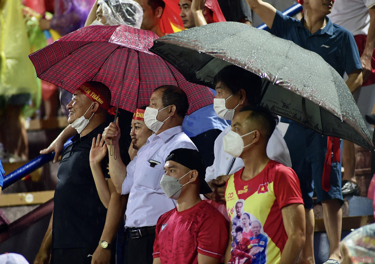 Người hâm mộ vỡ òa tại “chảo lửa” Việt Trì -1