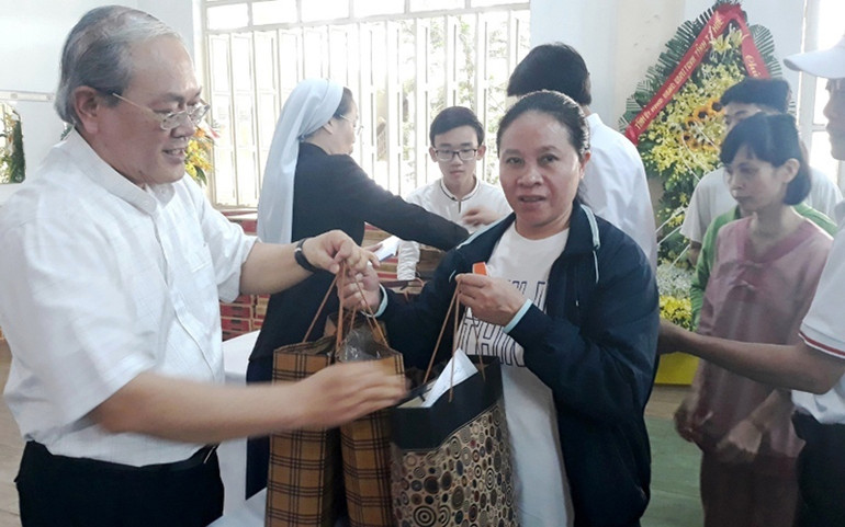 Giáng sinh hướng đến người nghèo, hoàn cảnh neo đơn -0